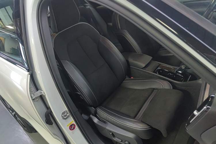 Used Volvo XC40 New Energy 2021 P8 Pure Electric All-Wheel Drive Smart Luxury Sport Edition Right Front Seat
