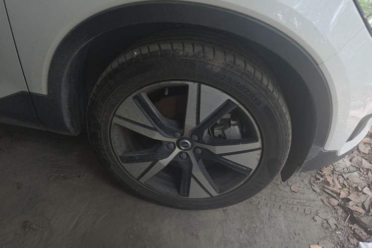 Used Volvo XC40 New Energy 2021 P8 Pure Electric All-Wheel Drive Smart Luxury Sport Edition Right Front Wheel Hub