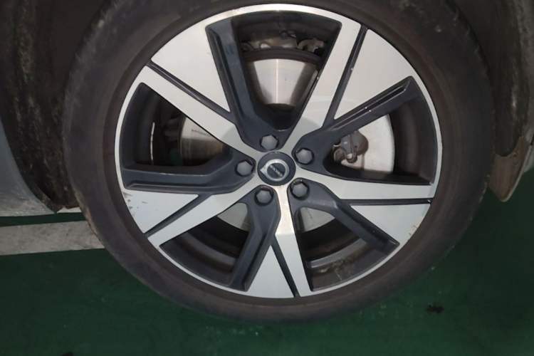 Used Volvo XC40 New Energy 2021 P8 Pure Electric All-Wheel Drive Smart Luxury Sport Edition Right Front Wheel Hub