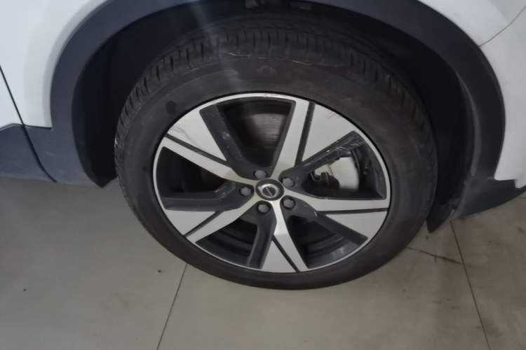 Used Volvo XC40 New Energy 2021 P8 Pure Electric All-Wheel Drive Smart Luxury Sport Edition Right Front Wheel Hub