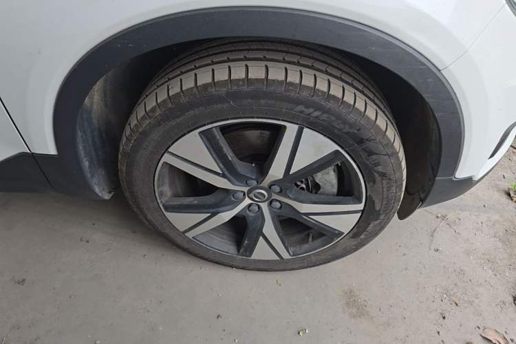 Used Volvo XC40 New Energy 2021 P8 Pure Electric All-Wheel Drive Smart Luxury Sport Edition Right Front Wheel Hub