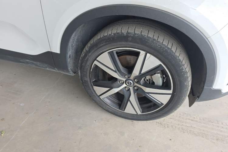 Used Volvo XC40 New Energy 2021 P8 Pure Electric All-Wheel Drive Smart Luxury Sport Edition Right Front Wheel Hub