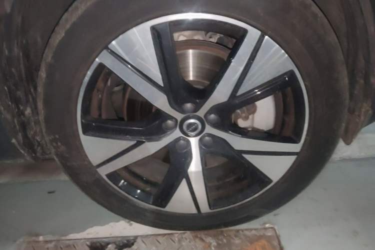 Used Volvo XC40 New Energy 2021 P8 Pure Electric All-Wheel Drive Smart Luxury Sport Edition Right Front Wheel Hub
