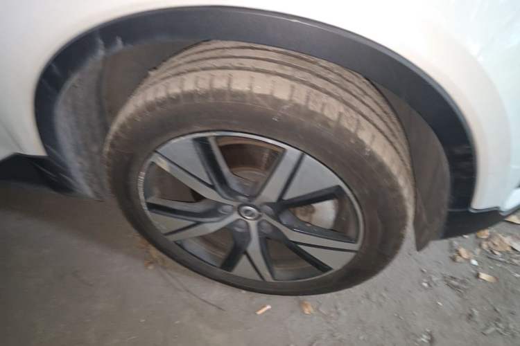 Used Volvo XC40 New Energy 2021 P8 Pure Electric All-Wheel Drive Smart Luxury Sport Edition Right Front Wheel Hub
