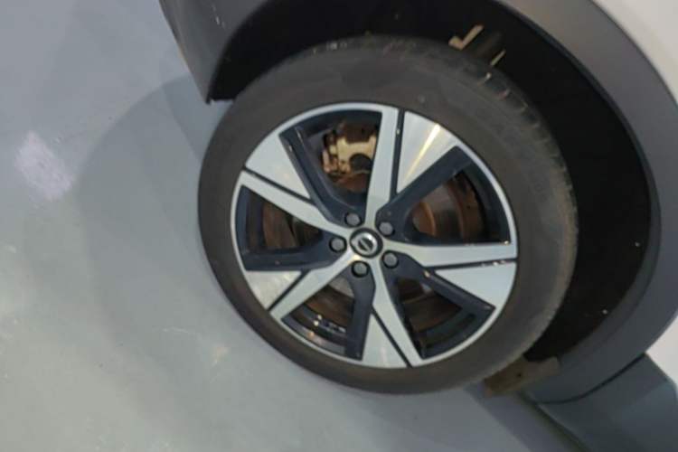 Used Volvo XC40 New Energy 2021 P8 Pure Electric All-Wheel Drive Smart Luxury Sport Edition Right Rear Wheel Hub