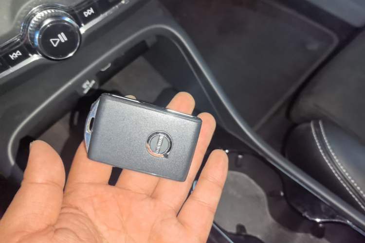 Used Volvo XC40 New Energy 2021 P8 Pure Electric All-Wheel Drive Smart Luxury Sport Edition Vehicle Key