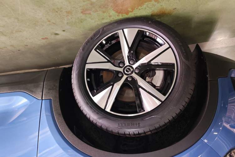 Used Volvo XC40 New Energy 2022 Four-Wheel-Drive High-Performance PRO Version Left Front Wheel Hub