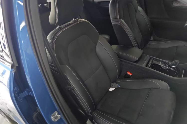Used Volvo XC40 New Energy 2022 Four-Wheel-Drive High-Performance PRO Version Right Front Seat