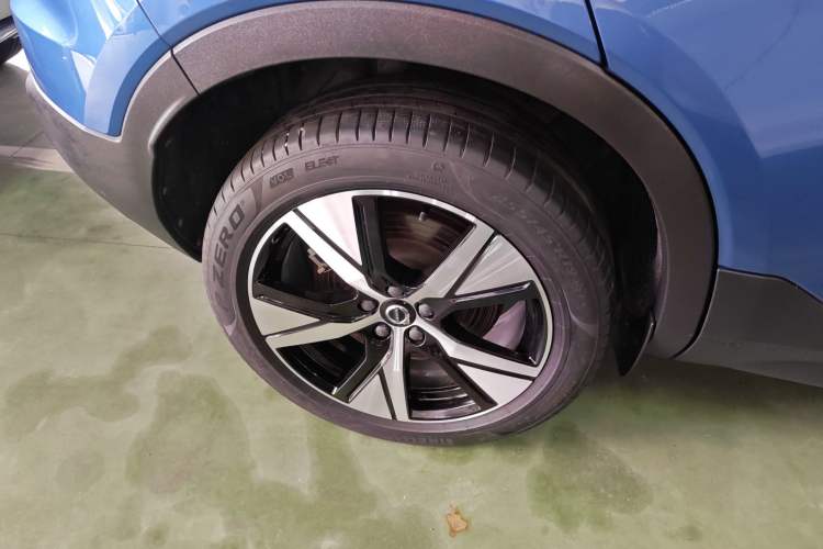 Used Volvo XC40 New Energy 2022 Four-Wheel-Drive High-Performance PRO Version Right Rear Wheel Hub