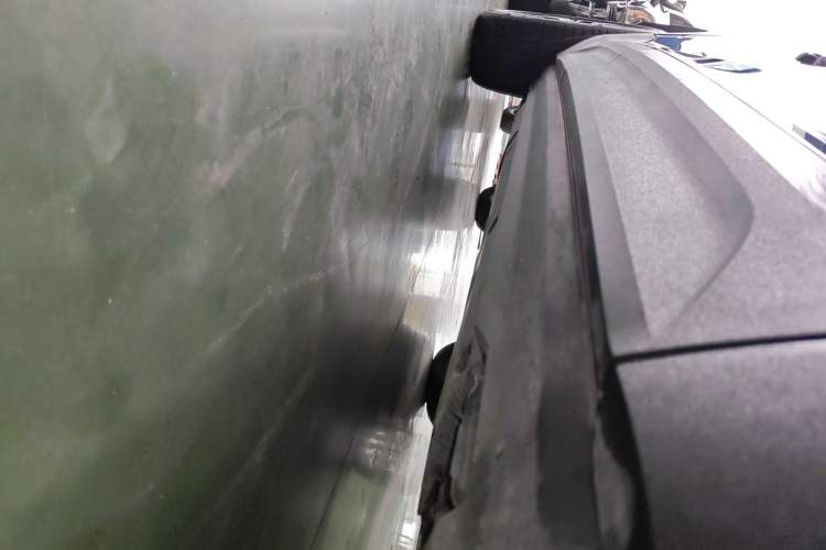 Used Volvo XC40 New Energy 2022 Four-Wheel-Drive High-Performance PRO Version Right Side Sill