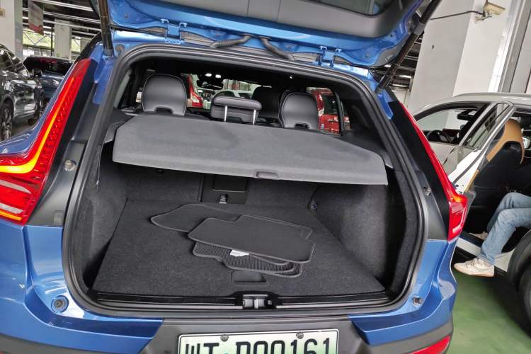 Used Volvo XC40 New Energy 2022 Four-Wheel-Drive High-Performance PRO Version Trunk
