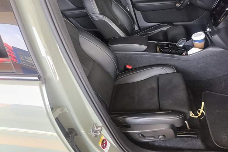 Used Volvo XC40 New Energy 2022 Long-Range Version Right Front Seat