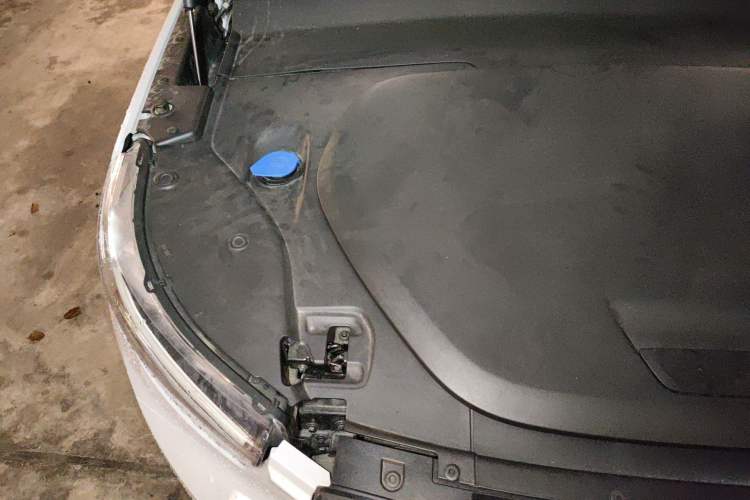Used Volvo XC40 New Energy 2022 Four-Wheel Drive High-Performance Version Engine Bay Right