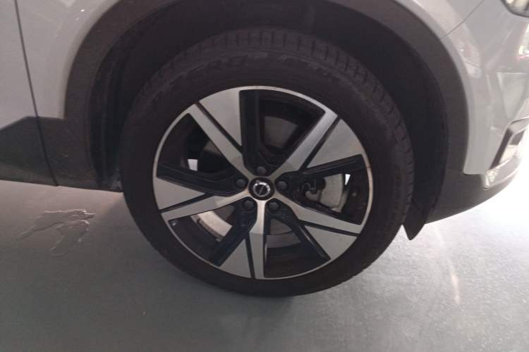 Used Volvo XC40 New Energy 2022 Four-Wheel Drive High-Performance Version Right Front Wheel Hub