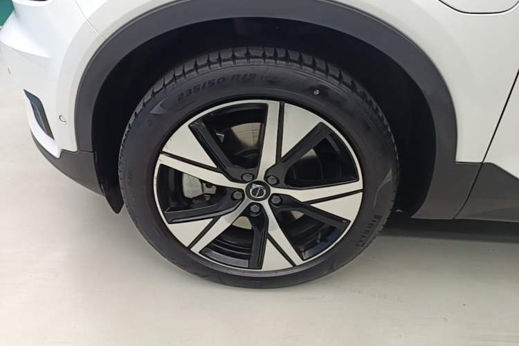 Used Volvo XC40 New Energy 2022 Long-Range PRO Version Left Front Wheel Hub