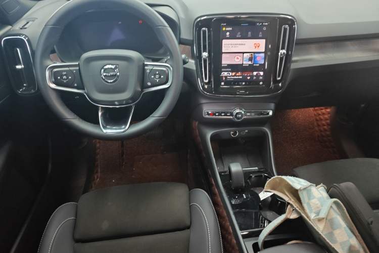 Used Volvo XC40 New Energy 2023 Long-Range PRO Version Center Console