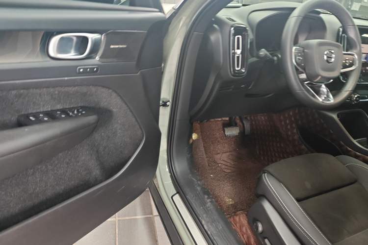 Used Volvo XC40 New Energy 2023 Long-Range PRO Version Driver Seat