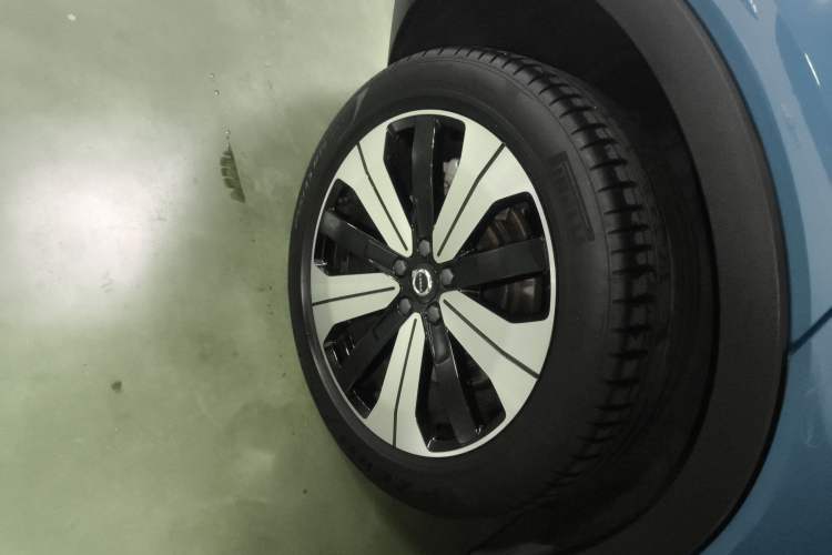 Used Volvo XC40 New Energy 2023 Long-Range Version Right Rear Wheel Hub