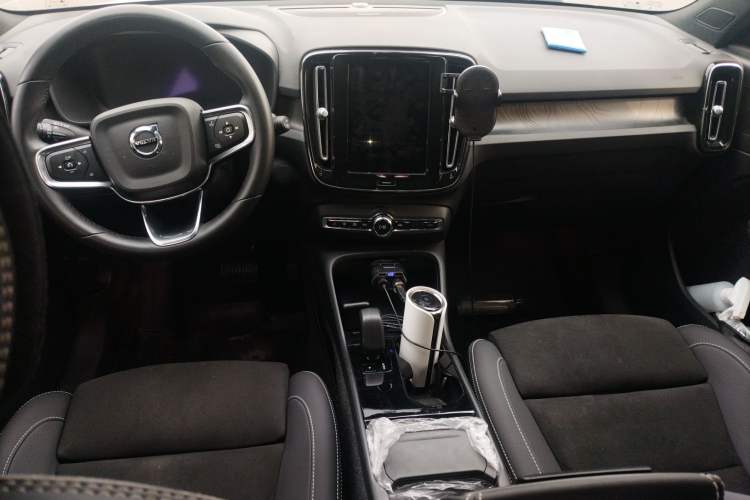 Used Volvo XC40 New Energy 2023 Long-Range PRO Version Center Console