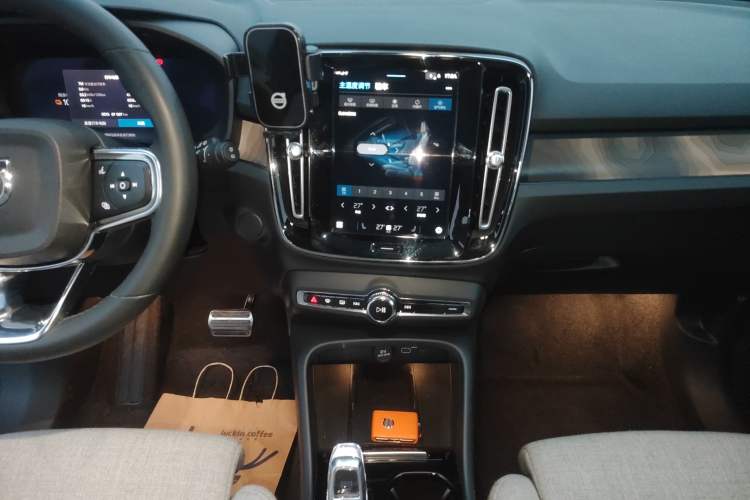 Used Volvo XC40 New Energy 2023 Four-Wheel-Drive High-Performance Version Audio And AC Panel