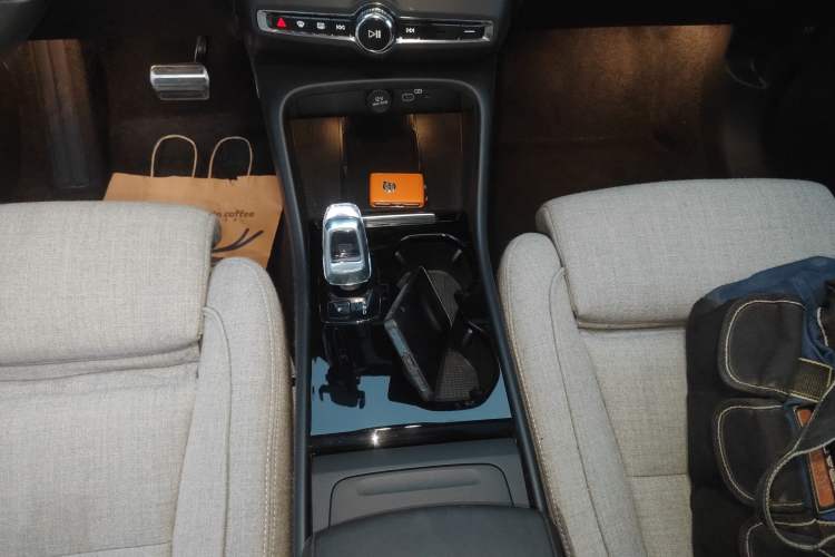 Used Volvo XC40 New Energy 2023 Four-Wheel-Drive High-Performance Version Gear Lever