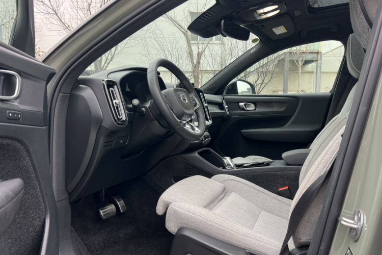 Used Volvo XC40 New Energy 2023 Four-Wheel-Drive High-Performance Version Interior 1