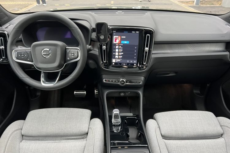 Used Volvo XC40 New Energy 2023 Four-Wheel-Drive High-Performance Version Interior 5