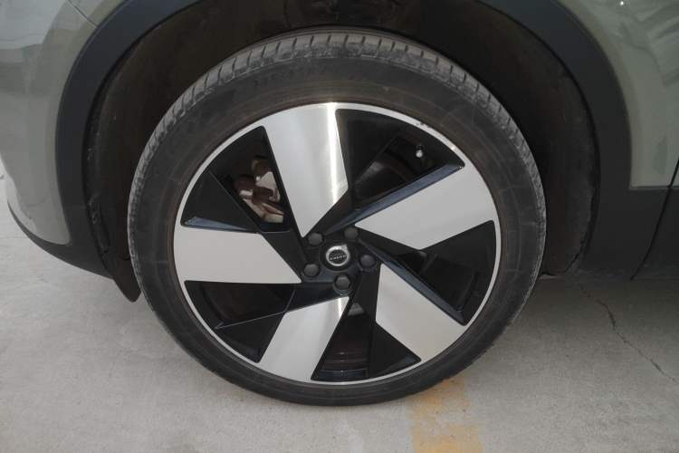 Used Volvo XC40 New Energy 2023 Four-Wheel-Drive High-Performance Version Left Front Wheel Hub