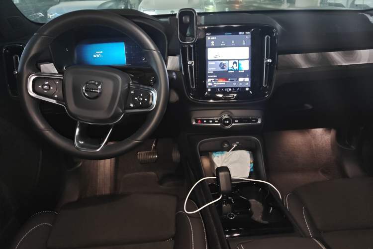 Used Volvo XC40 New Energy 2023 Long-Range PRO Version Center Console