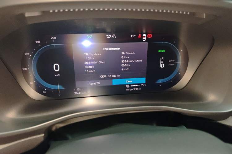 Used Volvo XC40 New Energy 2023 Long-Range PRO Version Odometer Close Up