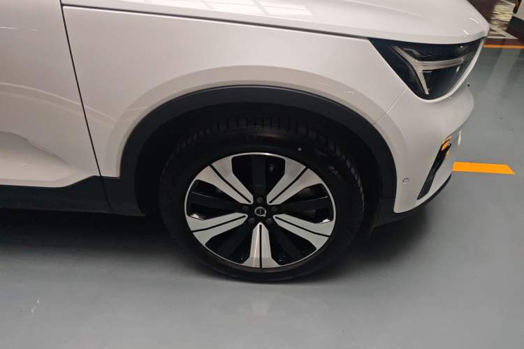 Used Volvo XC40 New Energy 2023 Long-Range PRO Version Right Front Wheel Hub