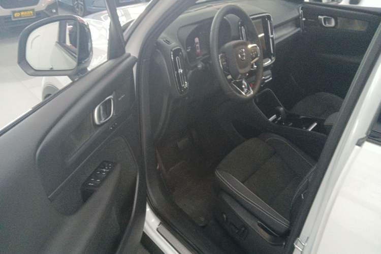Used Volvo XC40 New Energy 2024 Long-Range PRO Version Interior 3