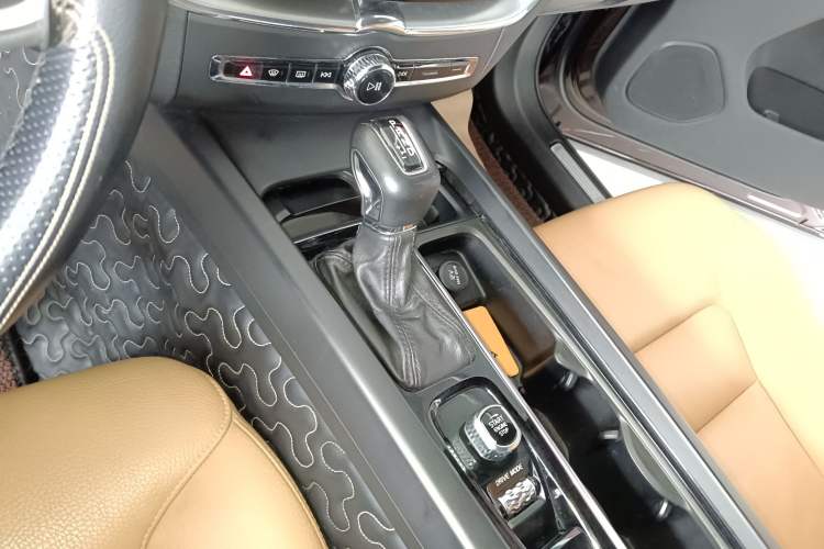 Used Volvo XC60 2019 T5 4x4 Smart Edition China V Standard Gear Lever