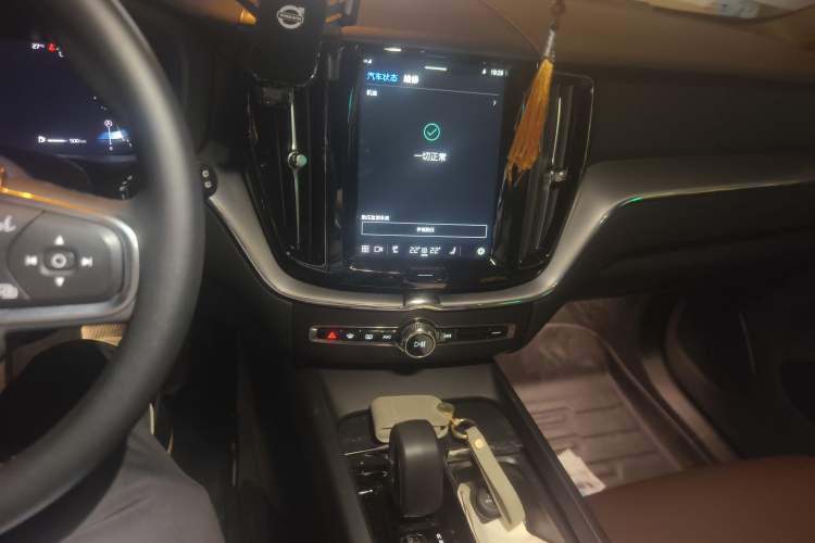 Used Volvo XC60 2023 B5 4x4 Smart Luxury Edition Audio And AC Panel
