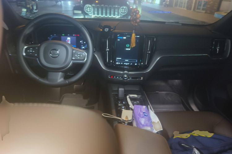 Used Volvo XC60 2023 B5 4x4 Smart Luxury Edition Center Console