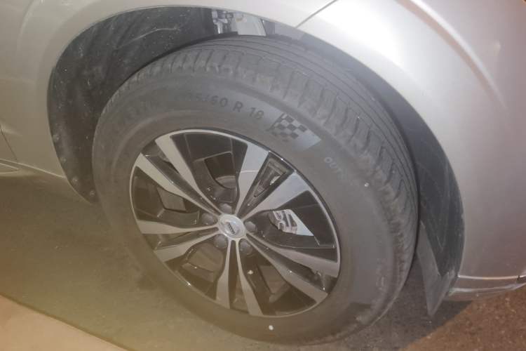 Used Volvo XC60 2023 B5 4x4 Smart Luxury Edition Right Front Wheel Hub