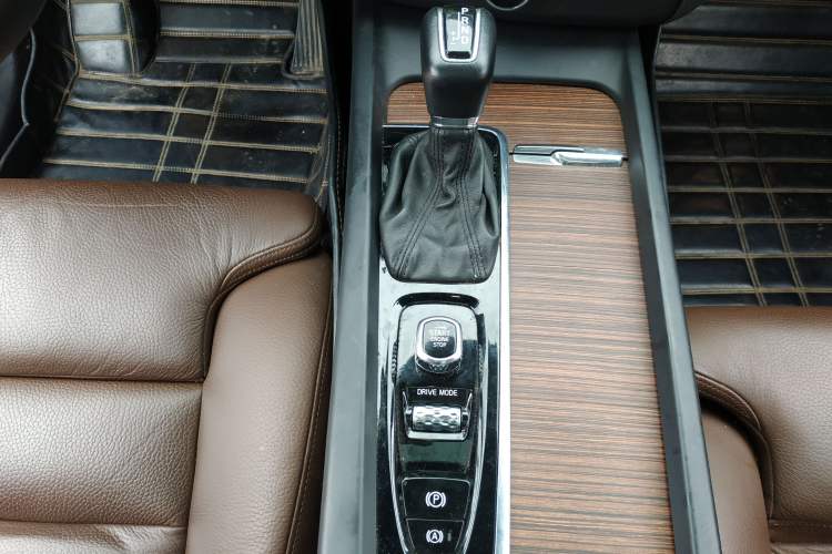 Used Volvo XC60 2021 T5 4x4 Smart Luxury Edition Gear Lever