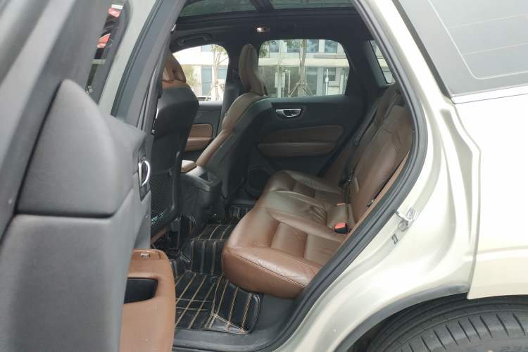 Used Volvo XC60 2021 T5 4x4 Smart Luxury Edition Interior 2