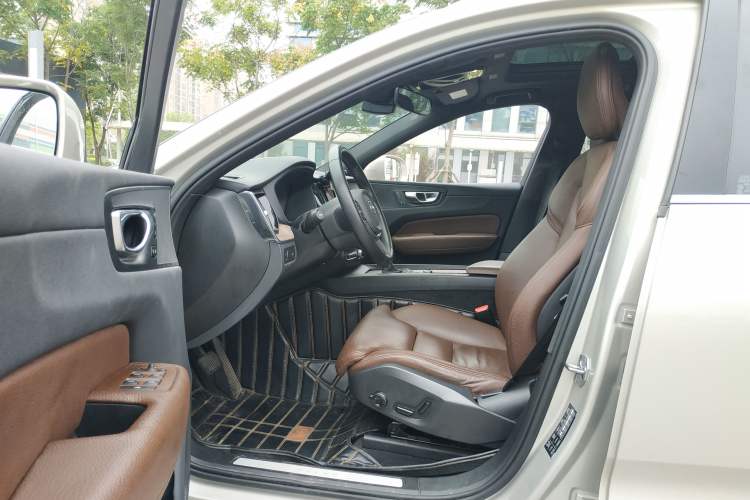 Used Volvo XC60 2021 T5 4x4 Smart Luxury Edition Interior 3