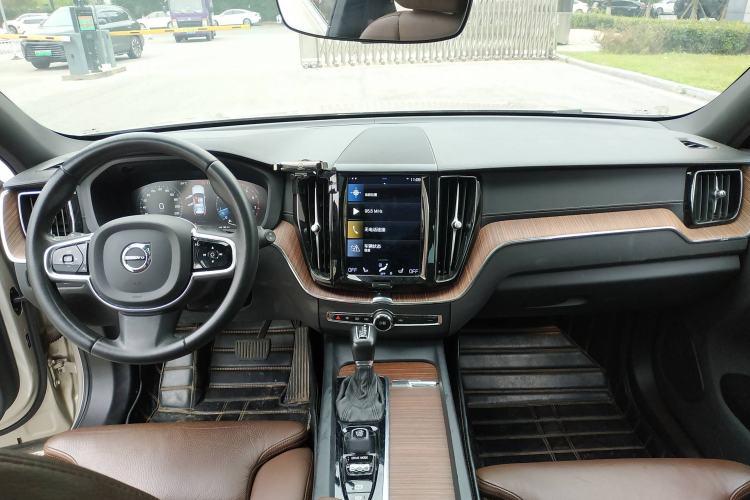 Used Volvo XC60 2021 T5 4x4 Smart Luxury Edition Interior 4
