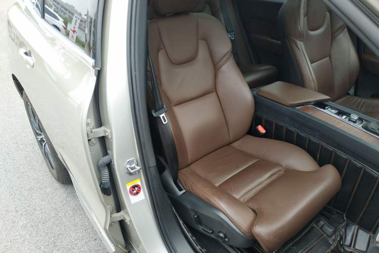 Used Volvo XC60 2021 T5 4x4 Smart Luxury Edition Right Front Seat