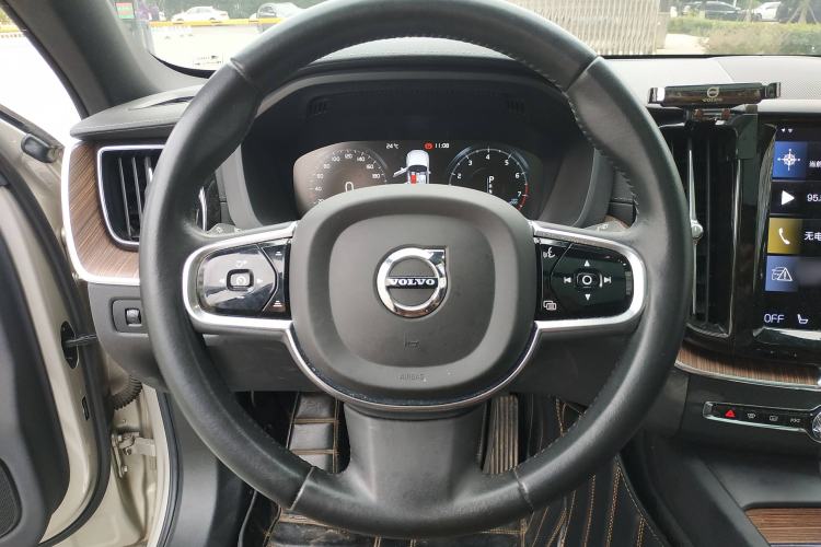 Used Volvo XC60 2021 T5 4x4 Smart Luxury Edition Steering Wheel