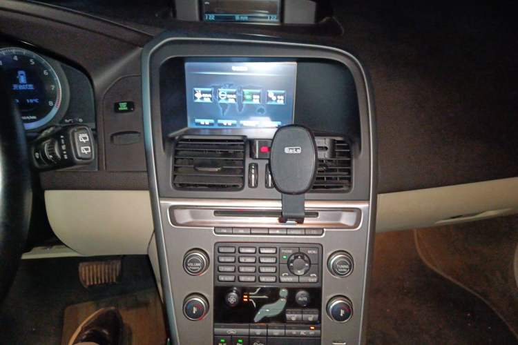 Used Volvo XC60 2009 T6 AWD Prestige Edition Audio And AC Panel