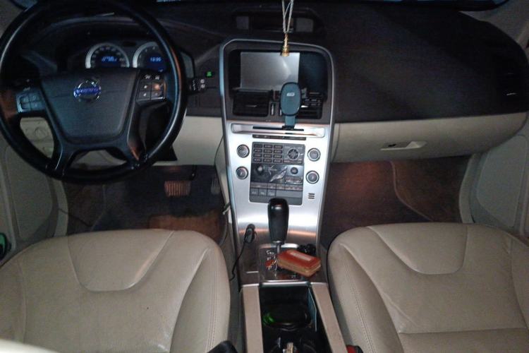 Used Volvo XC60 2009 T6 AWD Prestige Edition Center Console