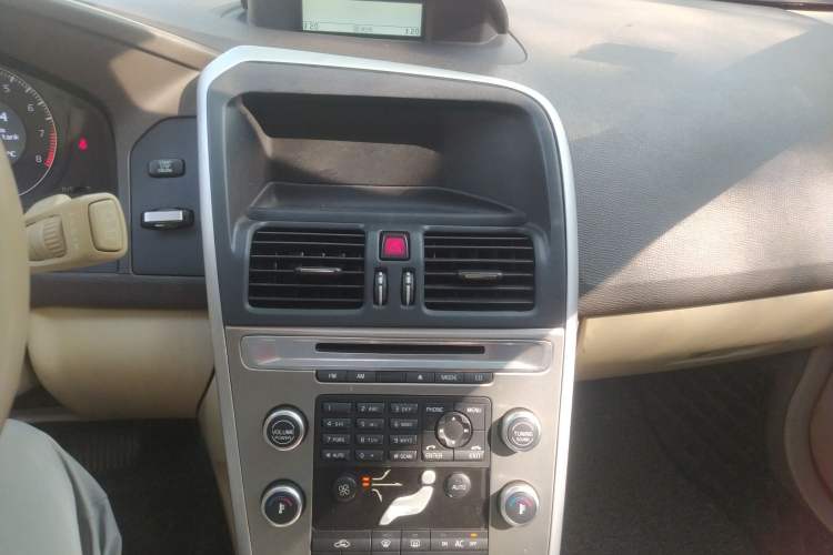 Used Volvo XC60 2010 T6 AWD Comfort Edition Audio And AC Panel