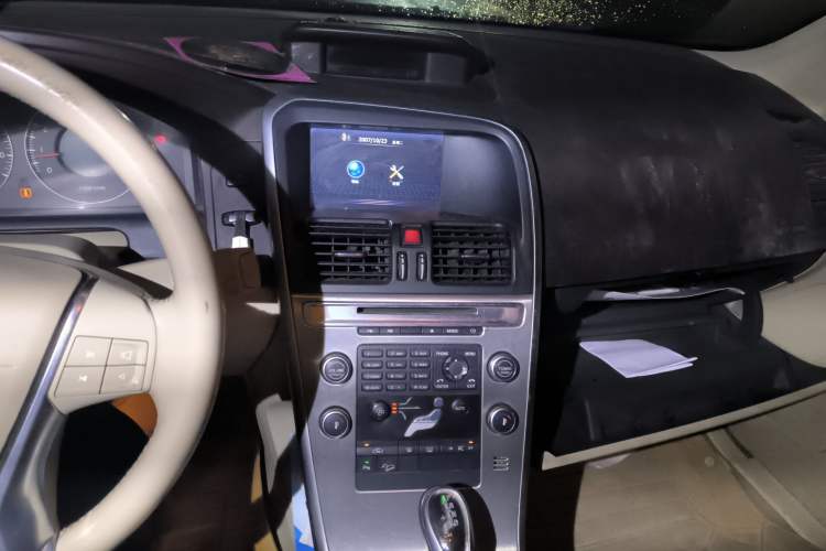 Used Volvo XC60 2010 T6 AWD Comfort Edition Audio And AC Panel