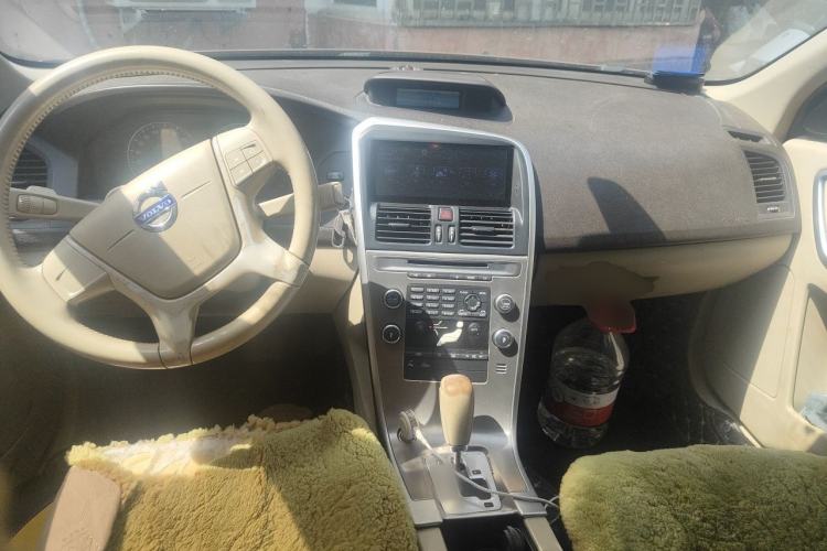Used Volvo XC60 2010 T6 AWD Comfort Edition Center Console
