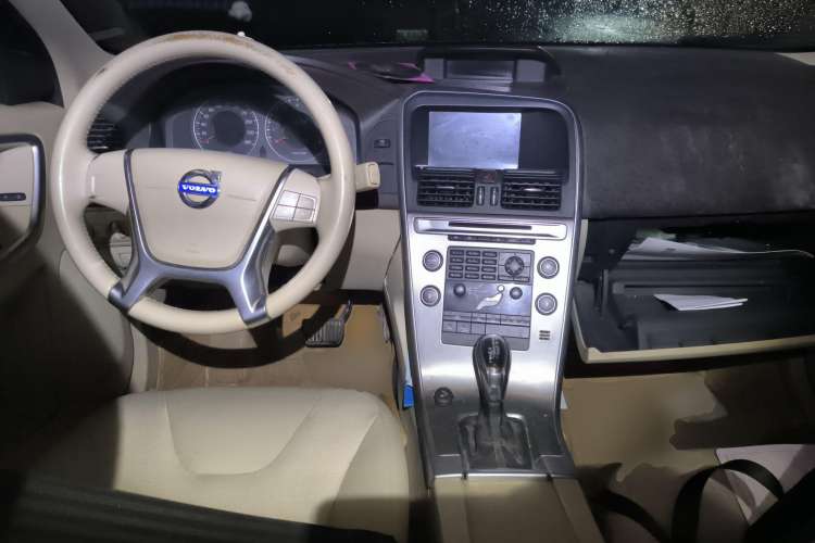 Used Volvo XC60 2010 T6 AWD Comfort Edition Center Console