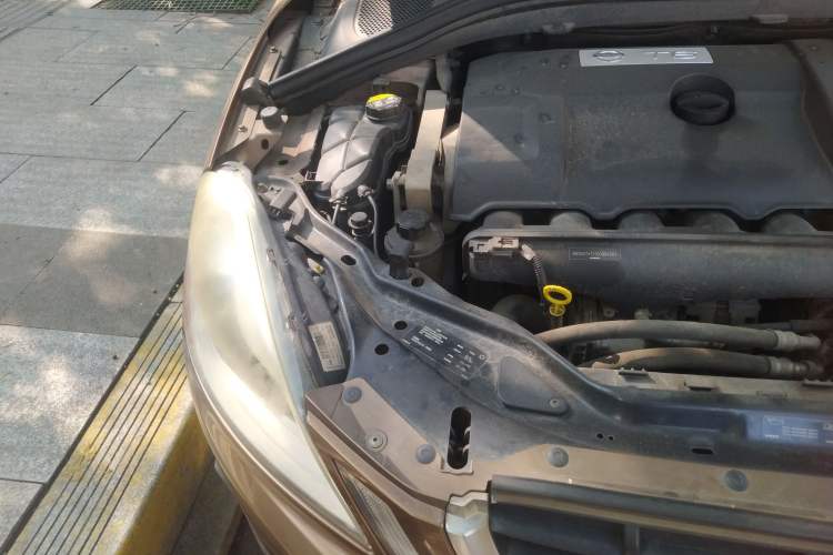 Used Volvo XC60 2010 T6 AWD Comfort Edition Engine Bay Right
