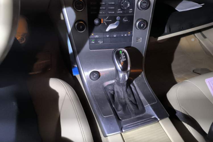 Used Volvo XC60 2010 T6 AWD Comfort Edition Gear Lever